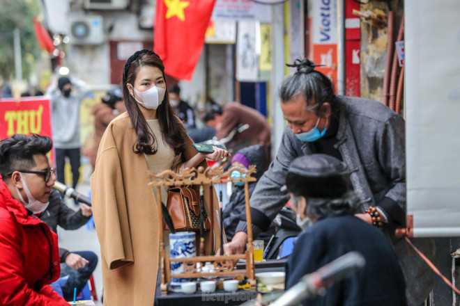 Các sĩ tử Hà thành đến đây chủ yếu xin chữ "Đăng Khoa", "Đỗ Đạt" với mong muốn sẽ có kết quả thuận lợi trong các kỳ thi trong năm Nhâm Dần 2022.