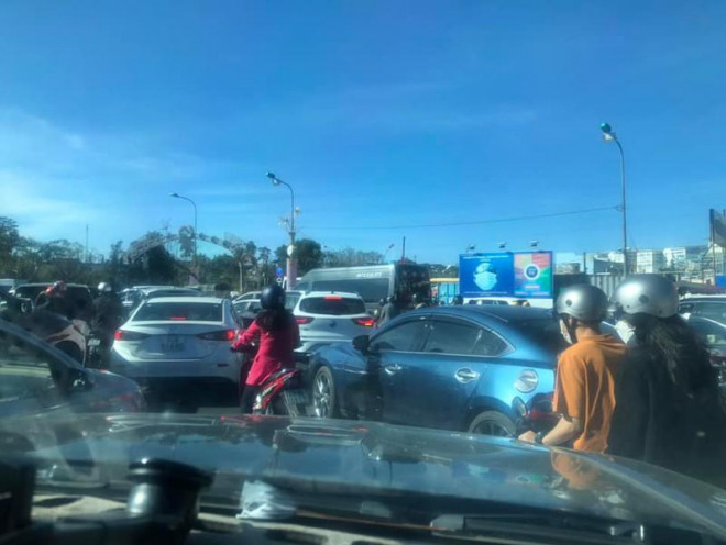 Lượng khách du lịch kéo lên TP Đà Lạt ngày càng đông. Ảnh: NGUYỄN THẮM.