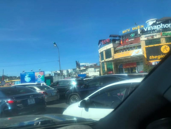 Nhiều tuyến đường ở TP Đà Lạt kẹt cứng. Ảnh: NGUYỄN THẮM.