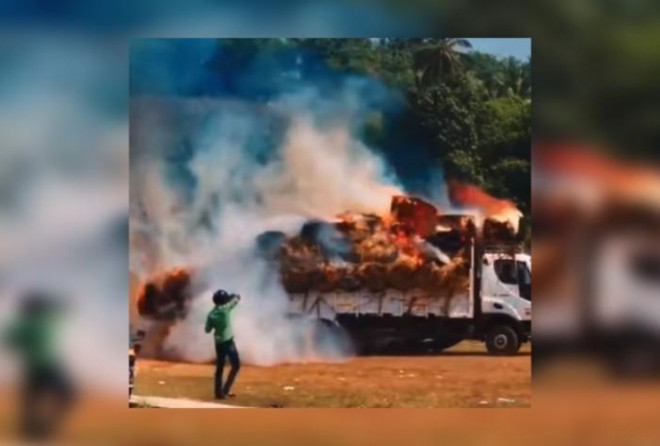 Anh Shaji Varghese điều khiển chiếc xe tải bốc cháy ngùn ngụt ra bãi đất trống, tránh xa đám đông.
