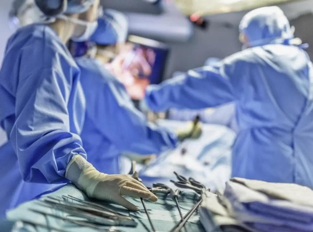 Tuần trước, Chính phủ Anh bổ sung một điều khoản vào Dự luật Y tế và Chăm sóc rằng phẫu thuật tạo hình hymenoplasty (vá màng trinh) là bất hợp pháp. Ảnh: The Independent.