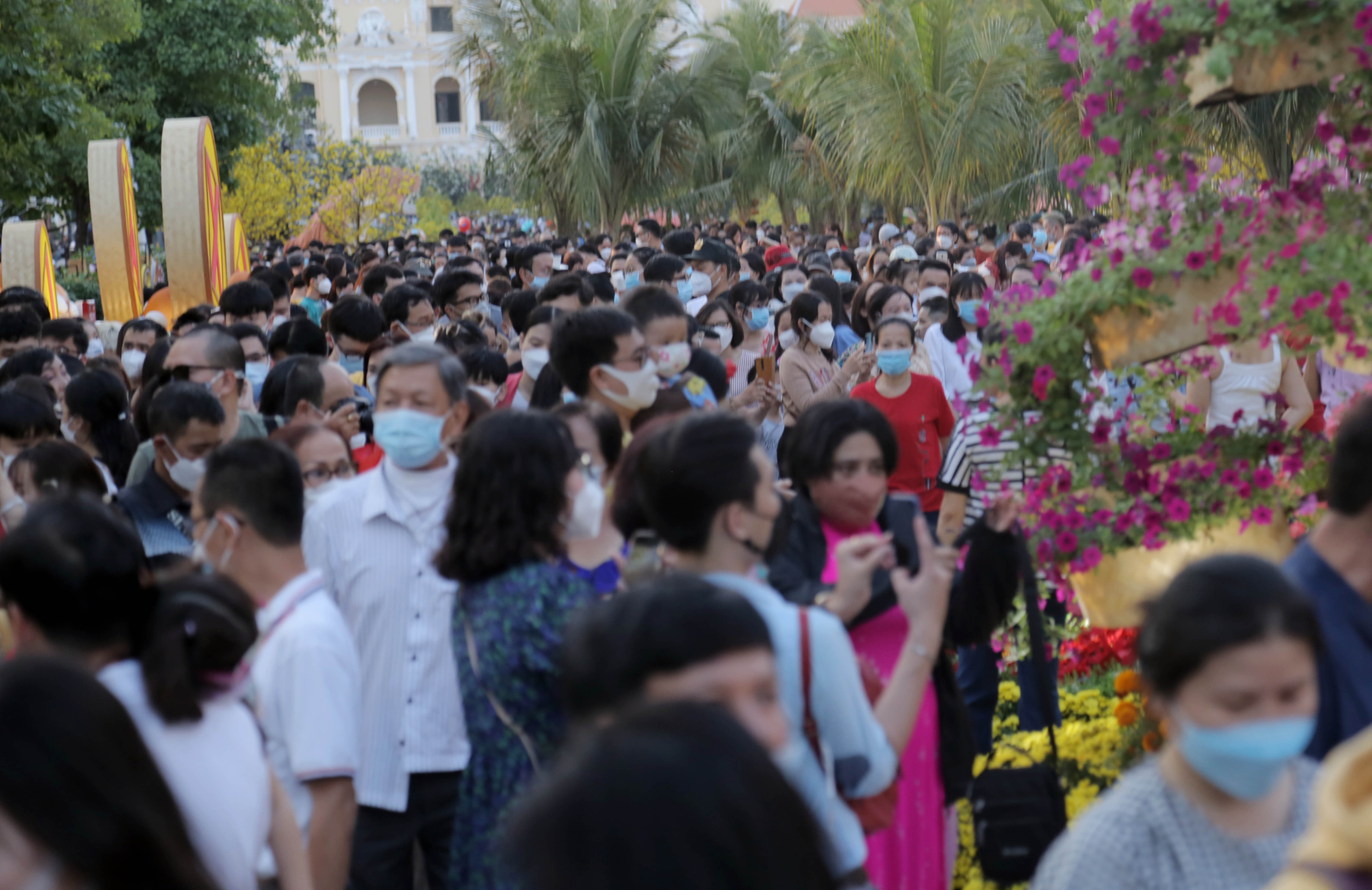 “Sau khi đi chúc xuân hai bên gia đình nội ngoại, chiều nay tôi đưa vợ con đến tham quan đường hoa Tết. Đường hoa đẹp nhưng do đông người quá nên ai cũng tỏ ra mệt mỏi, gia đình tôi chỉ chụp vài tấm hình làm kỷ niệm rồi đi về”, anh Nguyễn Nhất Hoàng ngụ TP Thủ Đức cho biết.