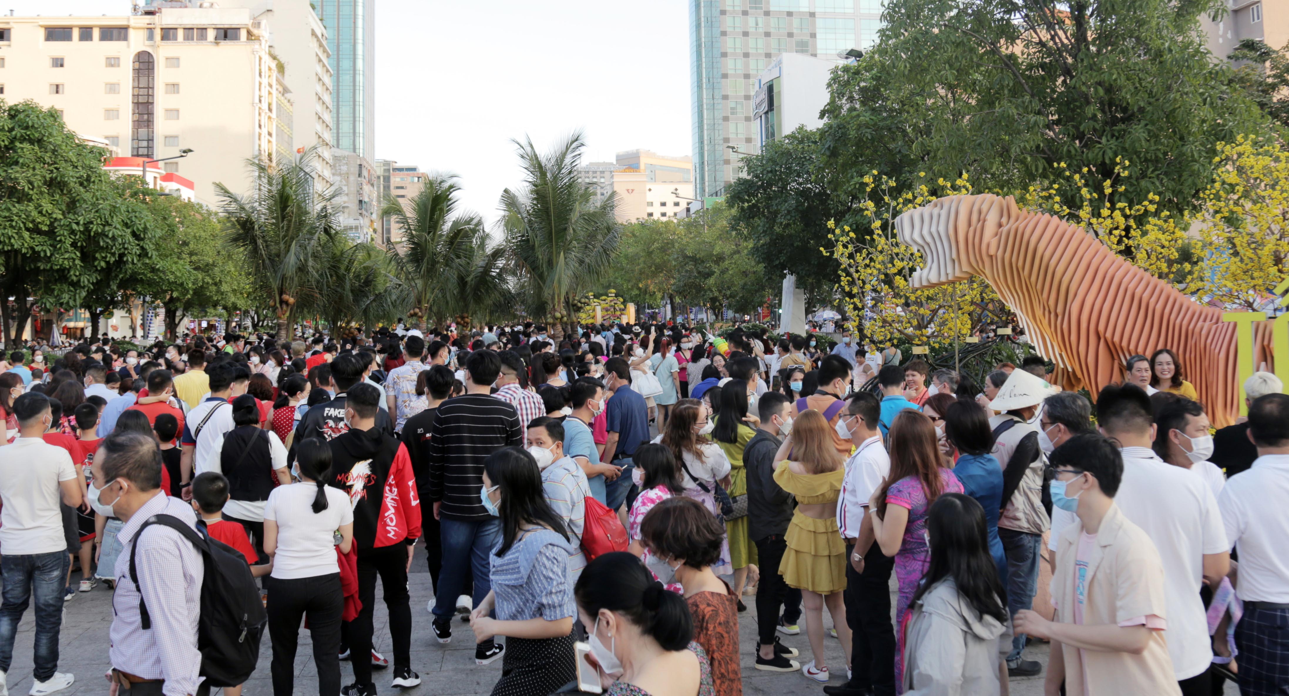 Càng về tối, thời tiết mát mẻ, lượng người đổ về đường hoa để vui chơi càng đông khiến nơi đây quá tải. Các tuyến đường xung quanh xảy ra ùn tắc giao thông.