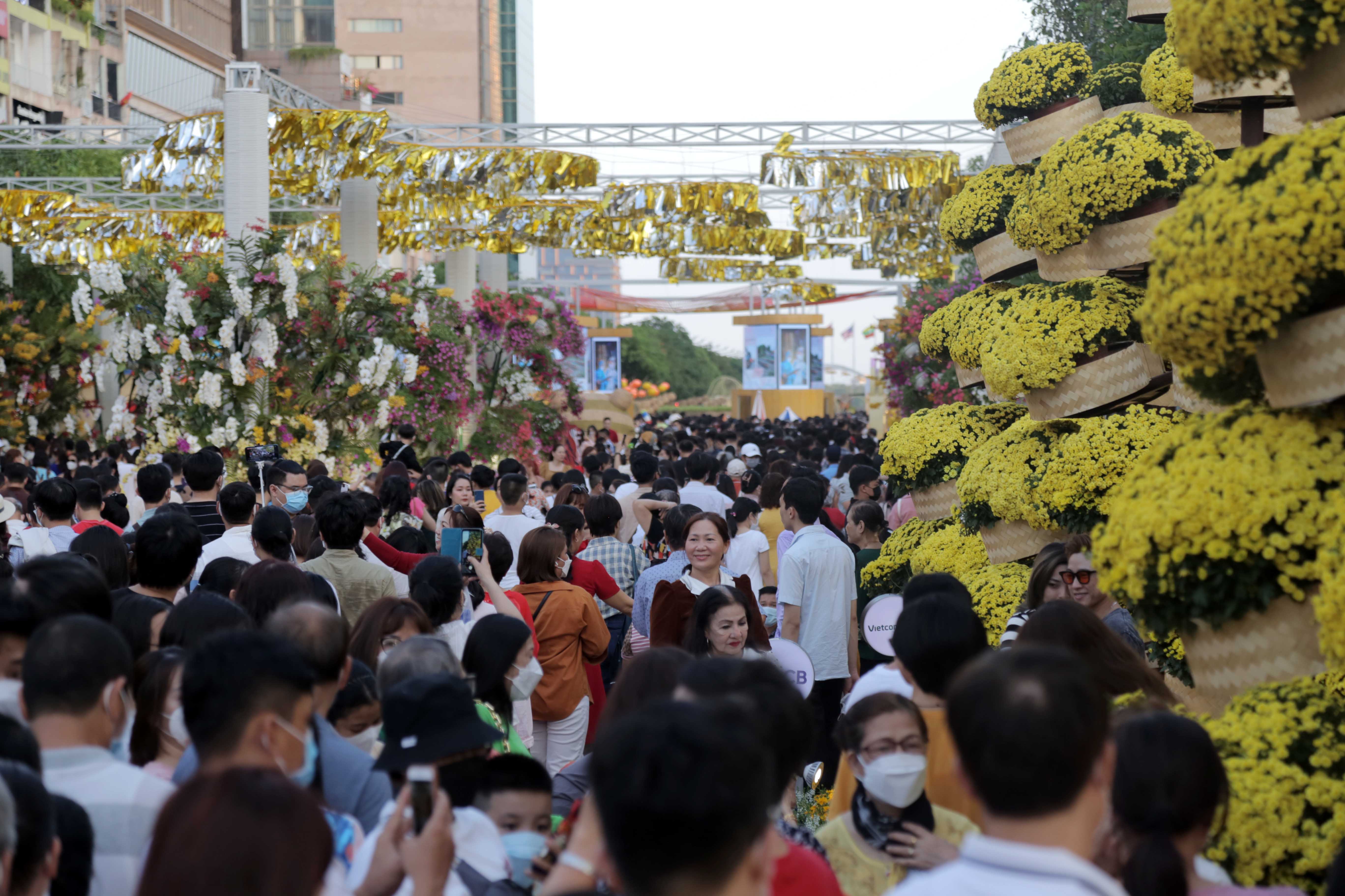 Người dân chen chúc ở đường hoa