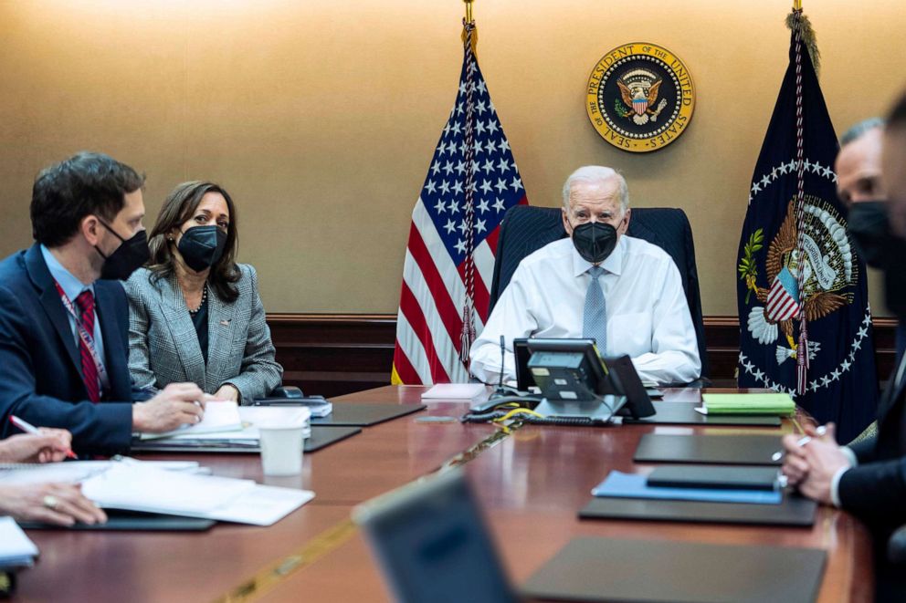Tổng thống Mỹ Joe Biden, Phó Tổng thống Mỹ Kamala Harris và các thành viên trong nhóm an ninh quốc gia theo dõi diễn biến cuộc đột kích tiêu diệt thủ lĩnh IS Abu Ibrahim al-Hashimi al-Qurayshi. Ảnh: Twitter White House