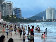 Du lịch - Biển Nha Trang đông nghịt người, khách sạn kín phòng