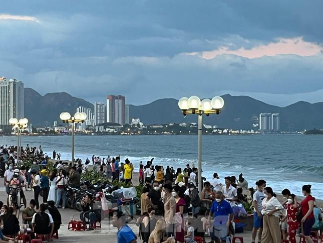 Biển Nha Trang đông nghịt người, khách sạn kín phòng - 3