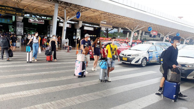 Nhu cầu đi lại tăng cao những ngày sau Tết ở sân bay Tân Sơn Nhất, hành khách phản ánh khó bắt xe và giá cước tăng cao hơn