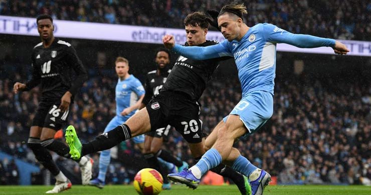 Cú sút của Jack Grealish ngay phút đầu tiên báo hiệu trận đấu khó khăn cho Fulham