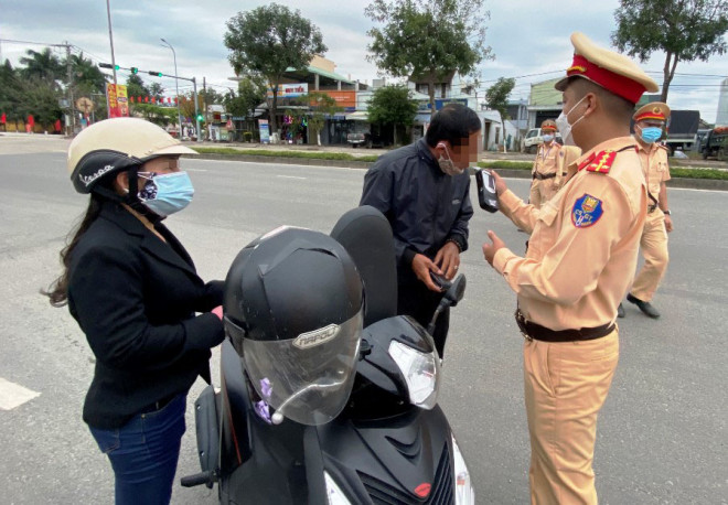 Lực lượng CSGT TP Đà Nẵng kiểm tra nồng độ cồn người tham gia giao thông trong dịp Tết. Ảnh: HẢI HIẾU