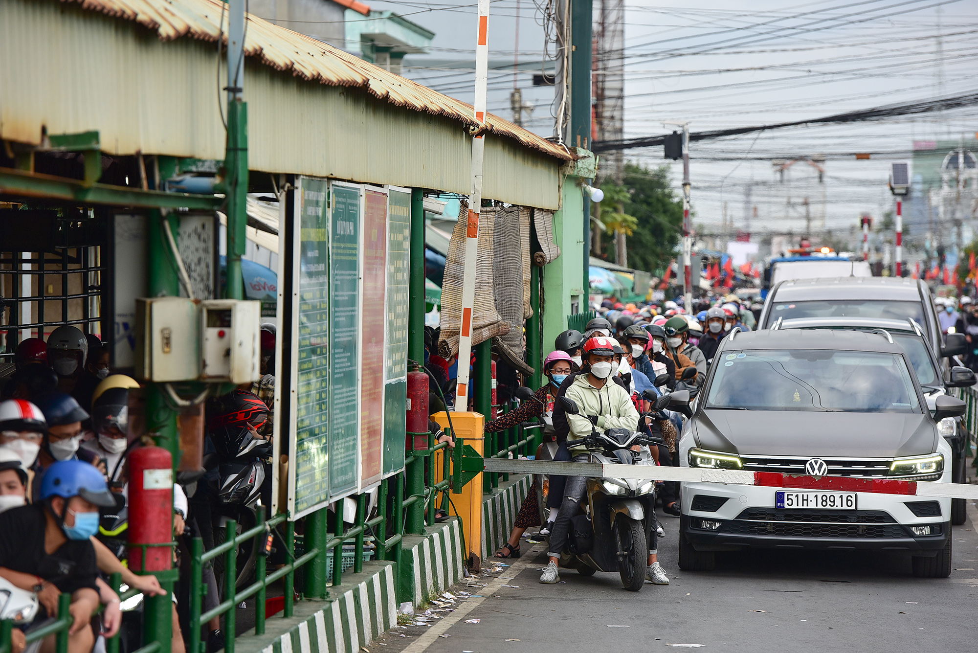 Từ 15h chiều 6/2, xe cộ bắt đầu dồn ứ chờ qua phà Cát Lái hướng từ huyện Nhơn Trạch (Đồng Nai) qua TP Thủ Đức (TP.HCM).