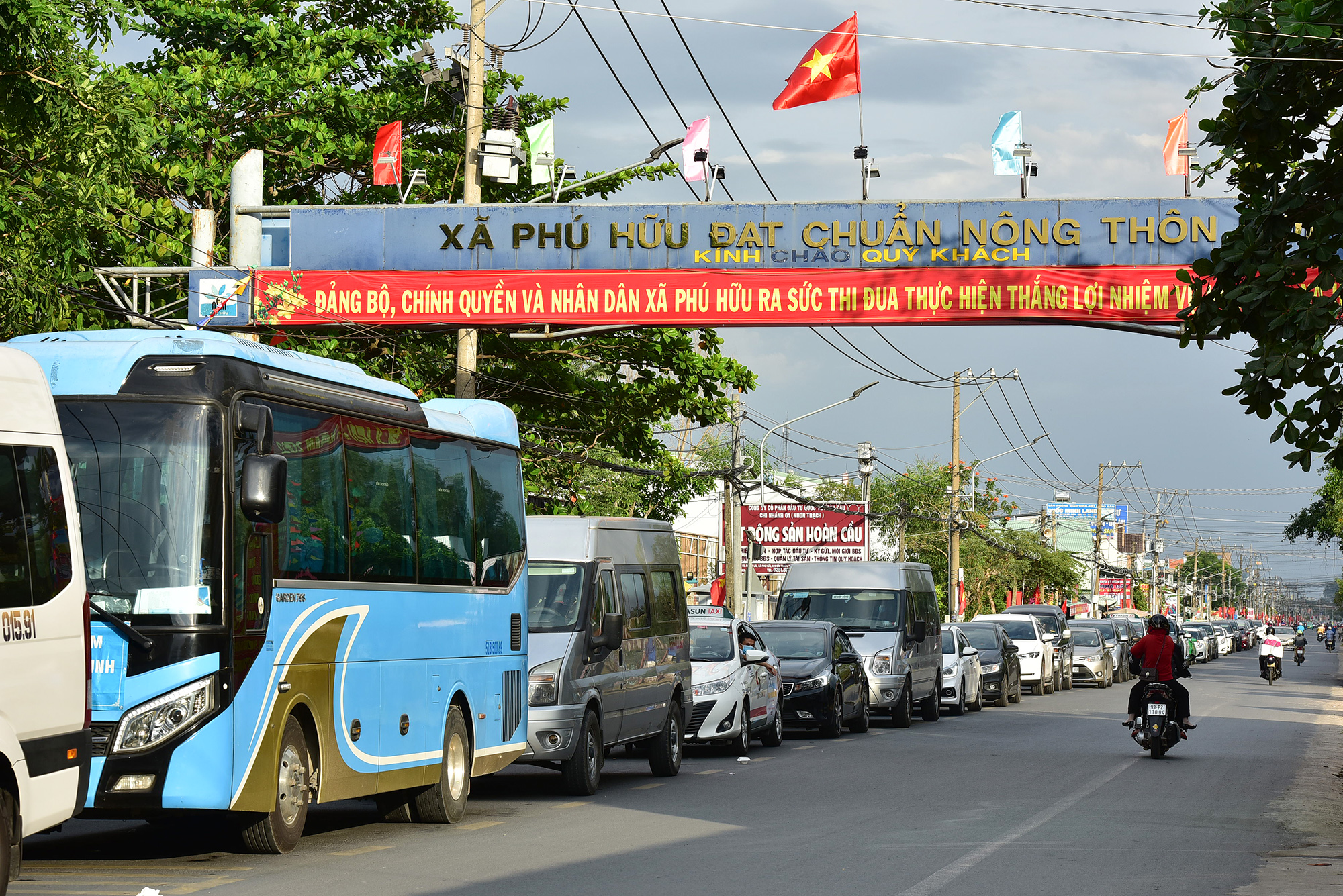 Ngoài xe cá nhân, nhiều ôtô khách các loại cũng lựa chọn tuyến đường này để trở về thành phố. Một số tài xế cho biết do nắm được tình hình cao tốc TP.HCM - Long Thành - Dầu Giây kẹt xe đoạn qua cầu Long Thành nên rẽ vào tuyến đường này.