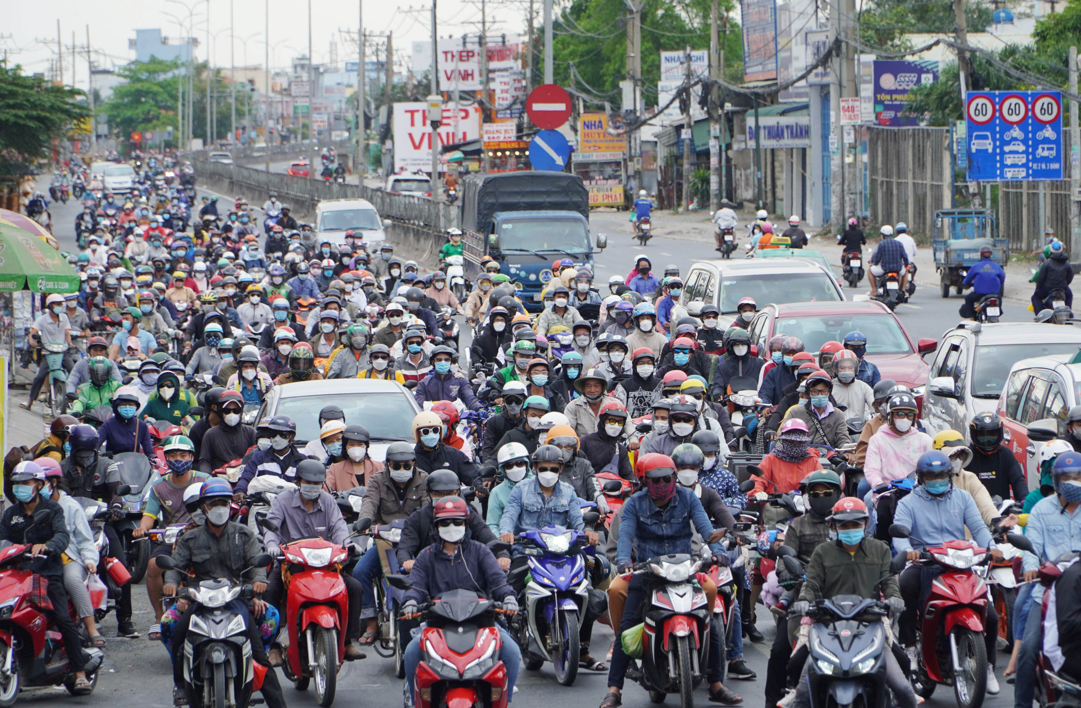 Tài xế rơi vào cảnh &#34;tiến thoái lưỡng nan&#34; cả tiếng đồng hồ khi trở về thành phố sau kỳ nghỉ Tết - 2