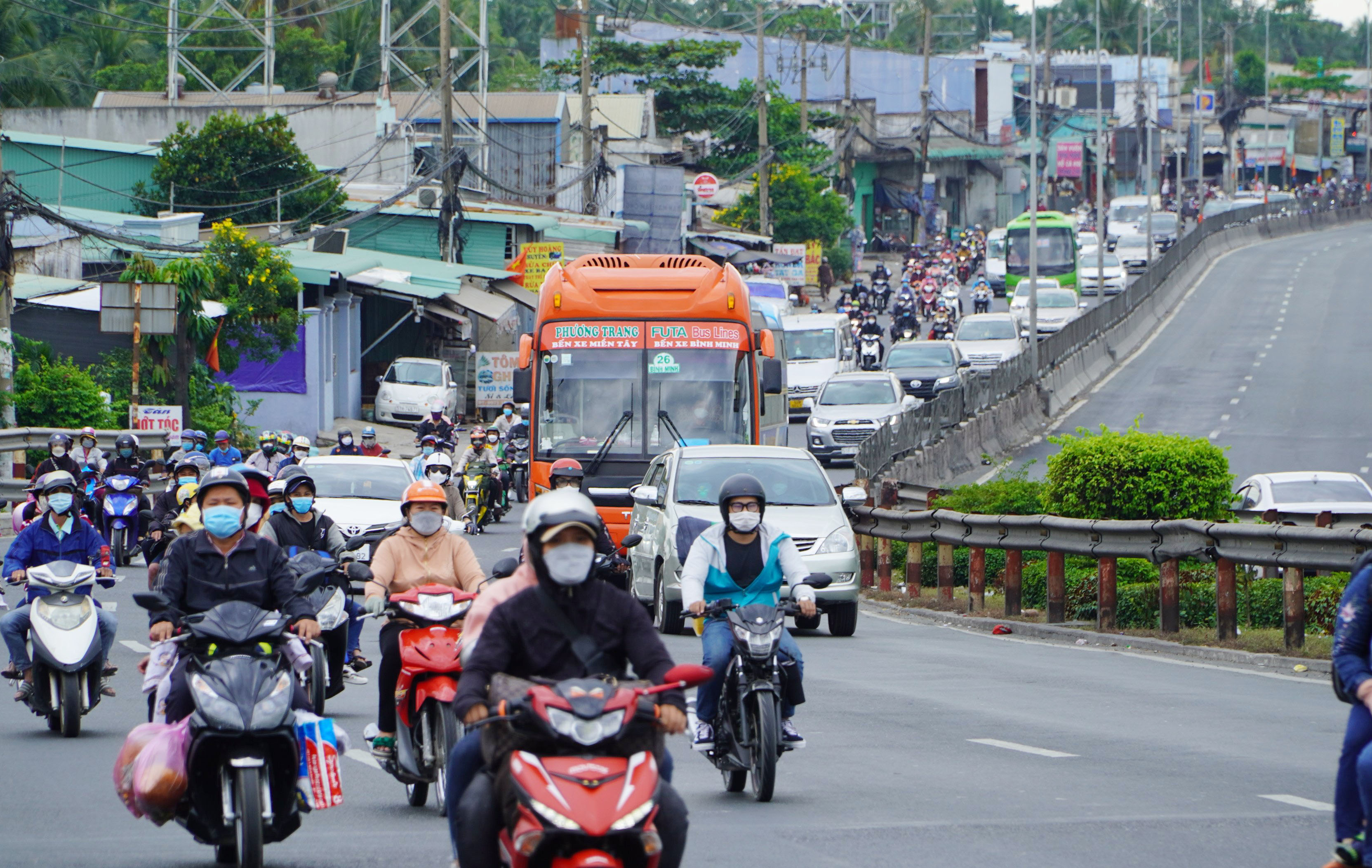 Xe khách, ô tô cũng cùng chung cảnh ngộ.