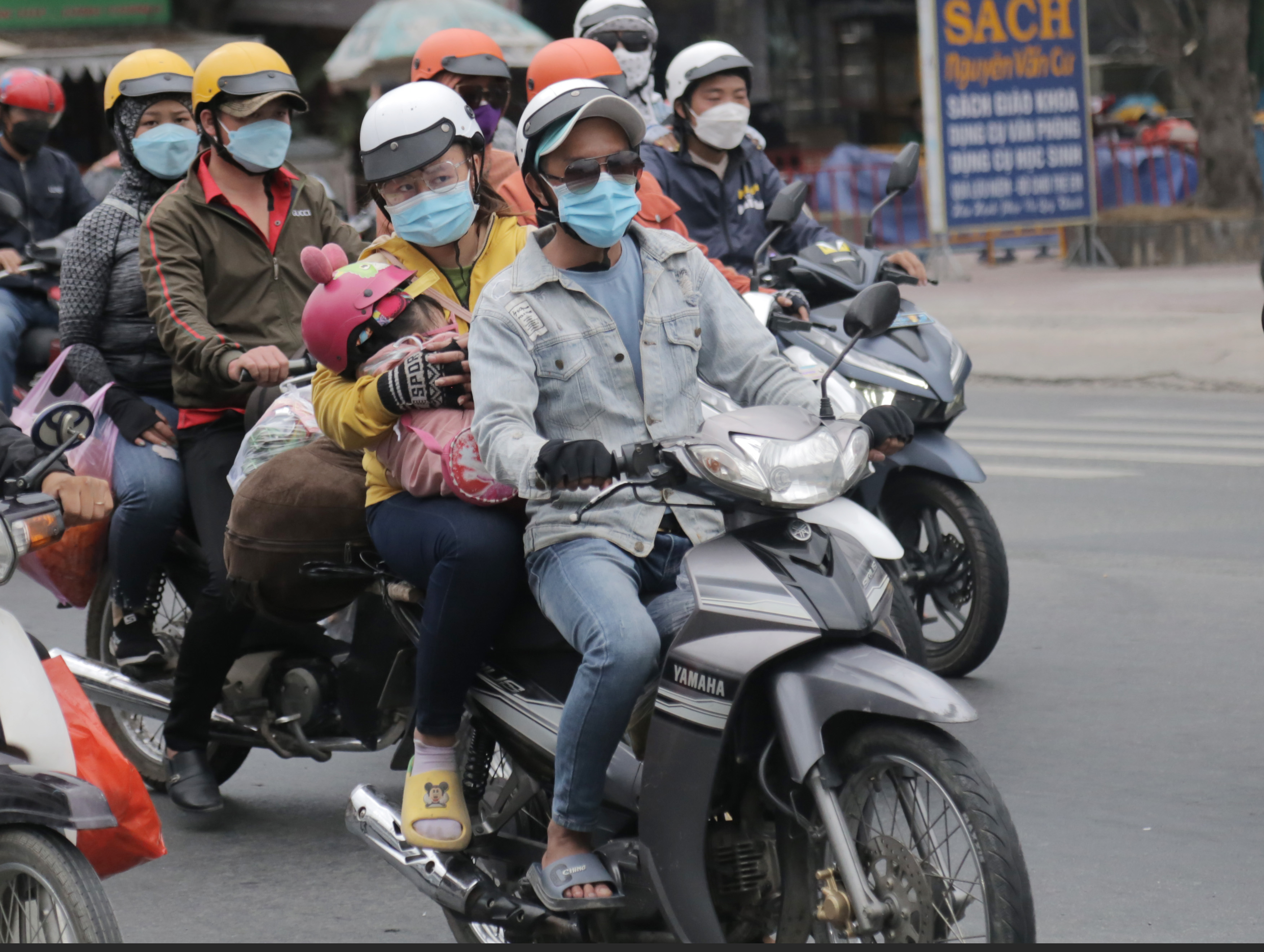 Tài xế rơi vào cảnh &#34;tiến thoái lưỡng nan&#34; cả tiếng đồng hồ khi trở về thành phố sau kỳ nghỉ Tết - 9