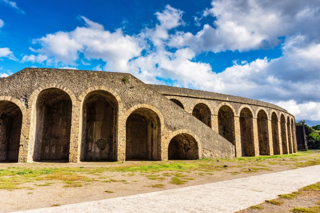 Nhà hát vòng tròn ở Pompeii có sức chứa 12.000 khán giả, là nhà hát La Mã cổ nhất còn sót lại và là nhà hát hoàn chỉnh nhất được xây dựng trước Đấu trường La Mã ở Rome. Nguồn: planetware