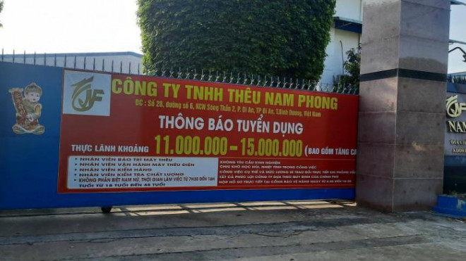 Công ty TNHH Thêu Nam Phong thông báo tuyển dụng công nhân với mức thu nhập thực lãnh từ 11 triệu - 15 triệu đồng/tháng nhưng những ngày qua vẫn vắng bóng người đến nộp hồ sơ. Ảnh: Quang Phương,