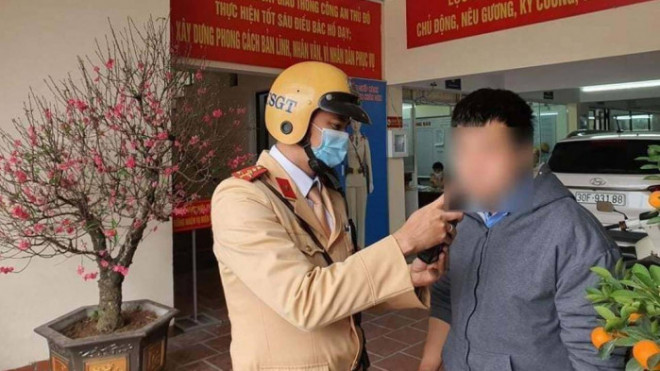 Thiếu tá Nguyễn Như Thanh - Tổ trưởng Tổ công tác trực tiếp kiểm tra nồng độ cồn đối với người điều khiển xe máy