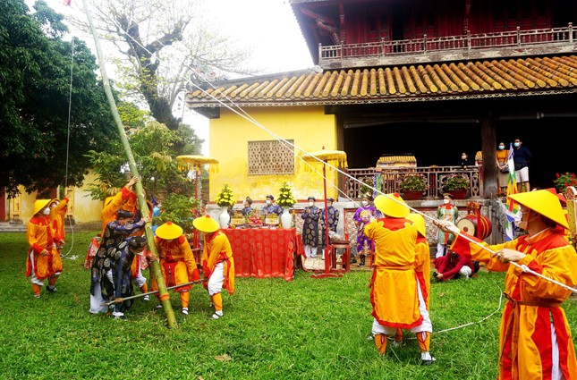 Lễ hạ nêu năm nay được Trung tâm Bảo tồn Di tích Cố Đô Huế tái hiện trang trọng, bao gồm các phần lễ cúng nêu, nhạc lễ và nghi thức hạ cây nêu đã được dựng từ trước Tết Nguyên đán ở Triệu miếu và Thế miếu.