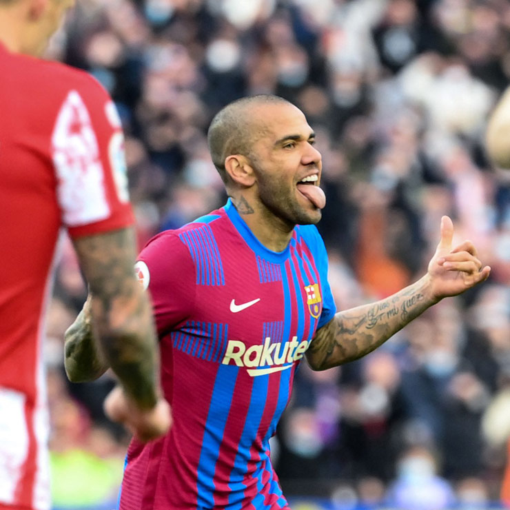 "Vua ăn cúp" Dani Alves vừa lập kỷ lục buồn vui lẫn lộn ngày Barcelona hạ gục Atletico Madrid 4-2 để trở lại top 4 La Liga