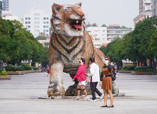 “Chúa sơn lâm” làm bằng chất liệu sỏi vẫn sừng sững giữa phố đi bộ Nguyễn Huệ trong sáng 7/2 khiến nhiều người ngạc nhiên, thích thú chụp hình