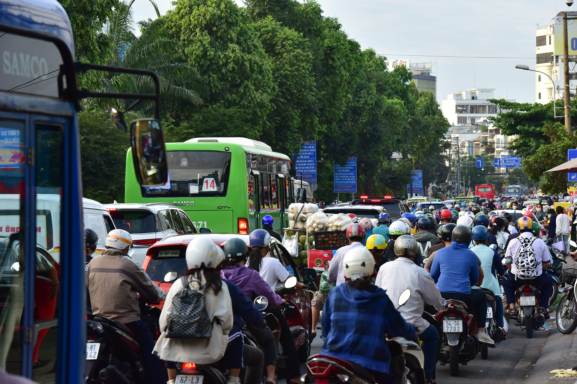 Trong khi đó, tại TP.HCM, ngày đầu tiên làm việc, học tập đầu năm mới, giao thông tại nhiều khu vực khá thông thoáng, không xảy ra tình trạng ùn tắc. Tại khu vực trước bến xe Miền Đông, quận Bình Thạnh, dòng người và phương tiện di chuyển chậm tại khu vực trước bến xe và dừng đèn đỏ giao với đường Nguyễn Xí.