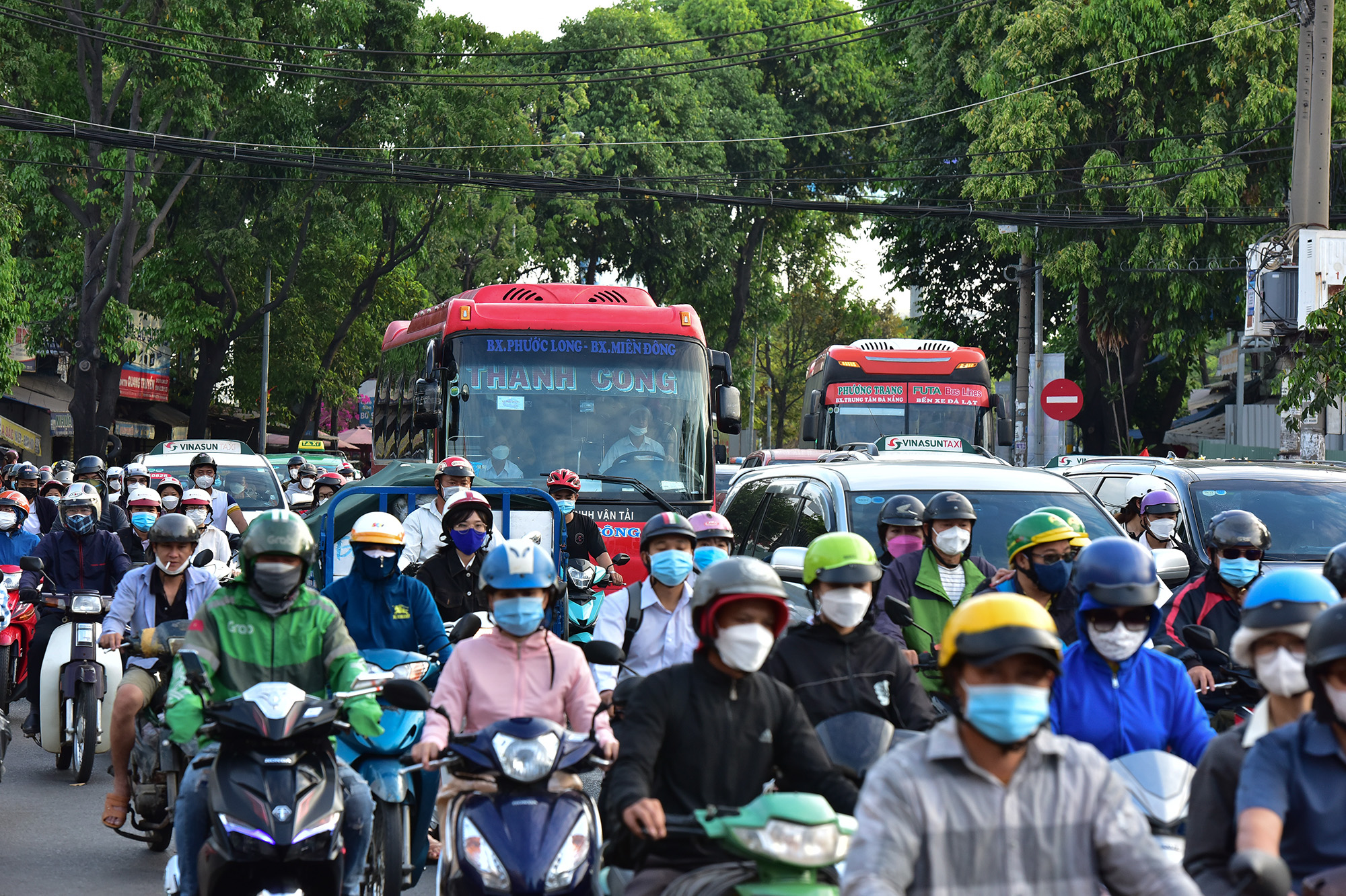 Thời điểm sau Tết Nguyên đán những năm trước, hàng trăm xe khách, ôtô xếp hàng, xe máy nhích từng chút một trên đường Đinh Bộ Lĩnh từ cổng vào bến xe qua cầu Bình Triệu đến giao lộ đường Phạm Văn Đồng, TP Thủ Đức. Nhưng trong sáng nay, đoạn đường này xe cộ di chuyển khá thuận lợi, chỉ có vài xe khách lần lượt chạy vào bến trả khách.