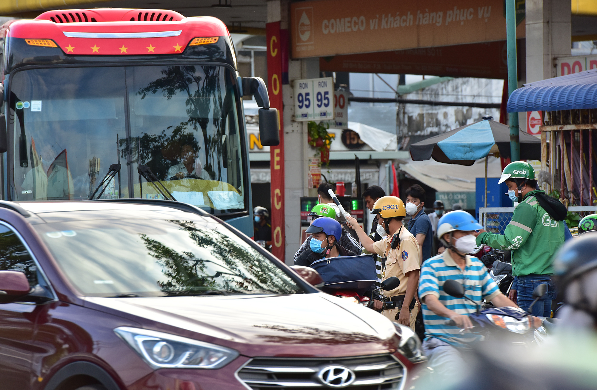 Lực lượng CSGT túc trực tại đường Đinh Bộ Lĩnh chủ yếu nhắc nhở những xe vào đón khách nhanh chóng di chuyển tránh ùn tắc, không phải vất vả điều tiết như nhiều thời điểm trước đây.