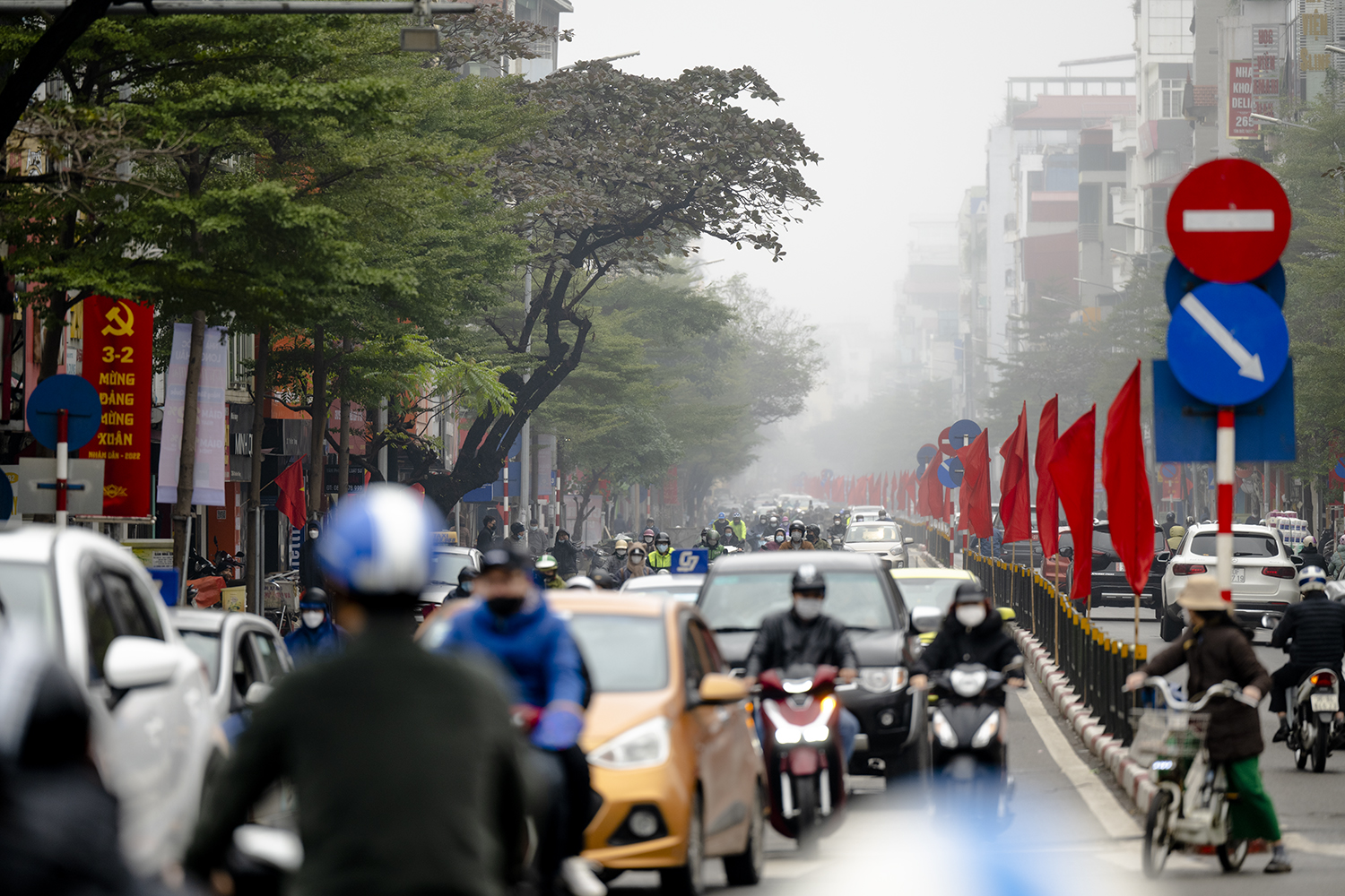 Sáng 7/2 - ngày đầu tiên đi làm trở lại sau kỳ nghỉ Tết Nguyên đán kéo dài 9 ngày, đường phố Hà Nội đã đông đúc trở lại