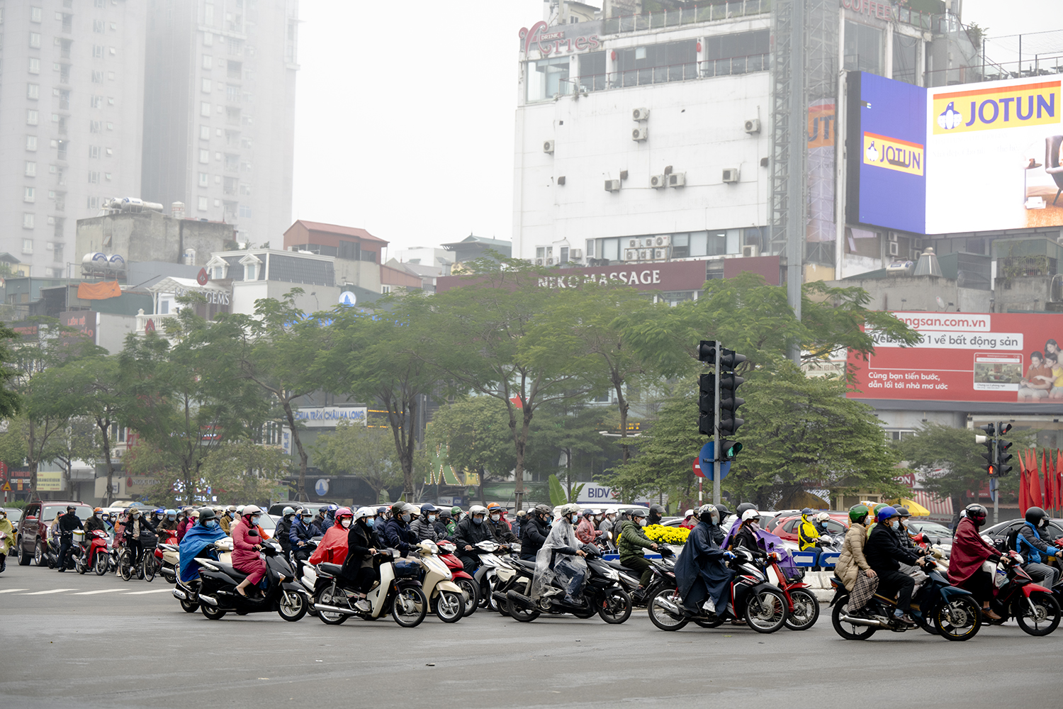 Đường phố Hà Nội và TP.HCM ra sao trong ngày đầu đi làm trở lại sau Tết? - 11