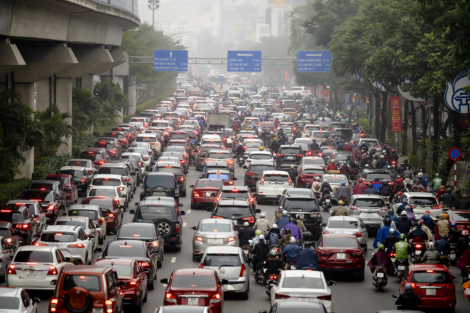 Đoạn đường Nguyễn Trãi mật độ phương tiện đông đúc, các xe máy len lỏi di chuyển chậm