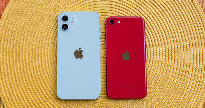 iPhone 12 và iPhone SE 2020.