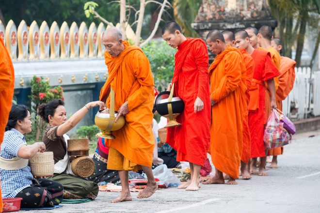 Hình ảnh người dân tham gia lễ tại chùa làm lễ Cúng Phật