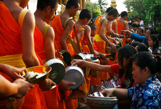 Hình ảnh người dân tham gia lễ tại chùa làm lễ Cúng Phật