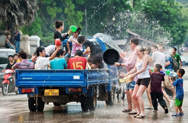 Lễ hội té nước tại Lào