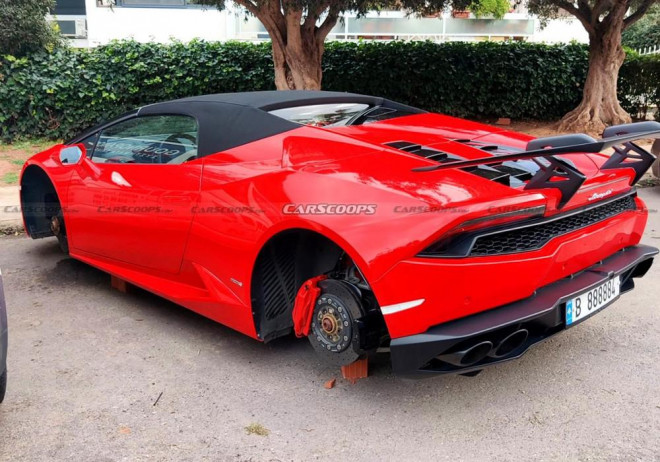 Chiếc siêu xe Lamborghini Huracan Spyder bị ăn trộm bánh xe. Ảnh: Carscoops.&nbsp;