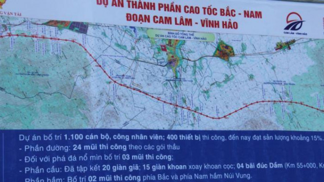 Trên công trường Liên danh nhà thầu bố trí 1.100 cán bộ, công nhân, 400 thiết bị thi công đồng loạt thi công các hạng mục nổ mìn phá đá, đường, tập kết thiết bị máy mọc khoan cọc thi công cầu.