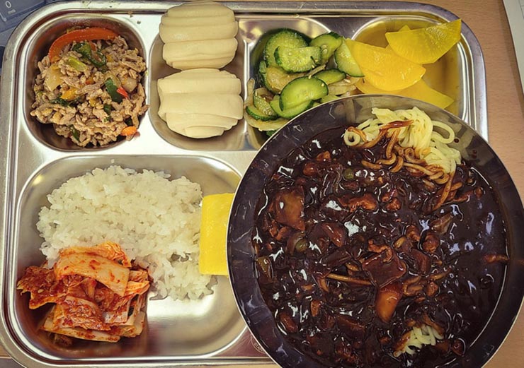 11. Bạn có tin đây là bữa ăn trưa của một trường ở Hàn Quốc không? Nó được thiết kế bởi các chuyên gia dinh dưỡng hàng đầu.
