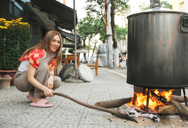 Trong những ngày ăn Tết ở quê Đà Nẵng, nhiều người qua đường bắt gặp hình ảnh Mỹ Tâm giản dị ngồi canh,&nbsp;thêm lửa, thêm nước&nbsp;nồi bánh tét&nbsp;trước nhà.
