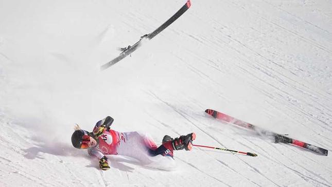 Nữ VĐV trượt tuyết gặp tai nạn kinh hoàng tại Olympic mùa đông - 1