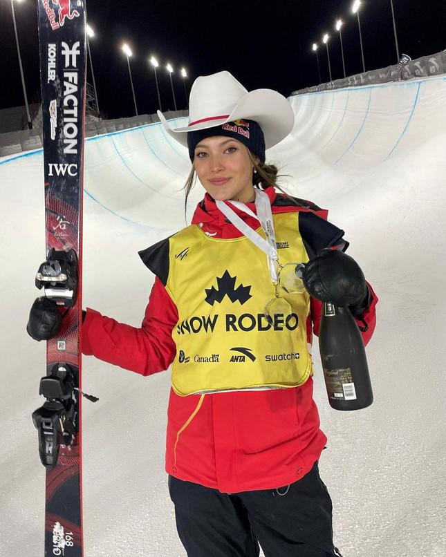 Vẻ đẹp lai của nữ vận động viên trượt tuyết 19 tuổi tham dự Olympic 2022 - 1