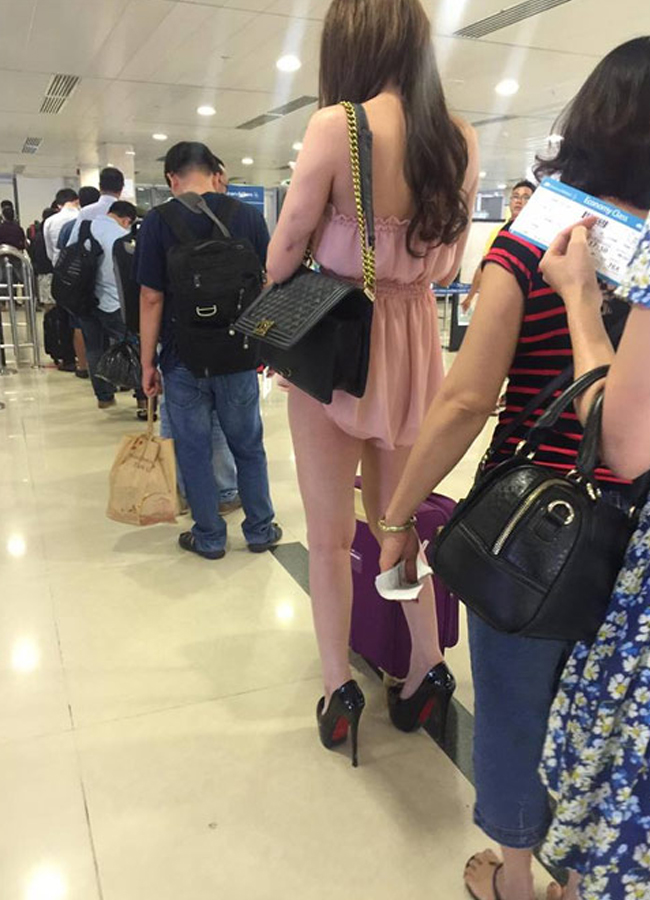 Trước đó, không ít trường hợp gây tranh cãi trên mạng xã hội vì mặc ngắn, hở ở sân bay.
