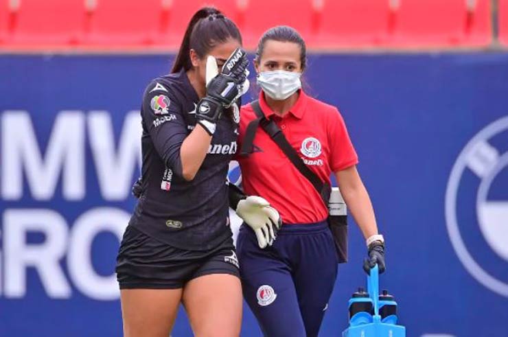 Được chăm sóc y tế nhưng thủ thành Stefanie Jimenez của Atletico San Luis vẫn phải rời sân sớm trong nước mắt