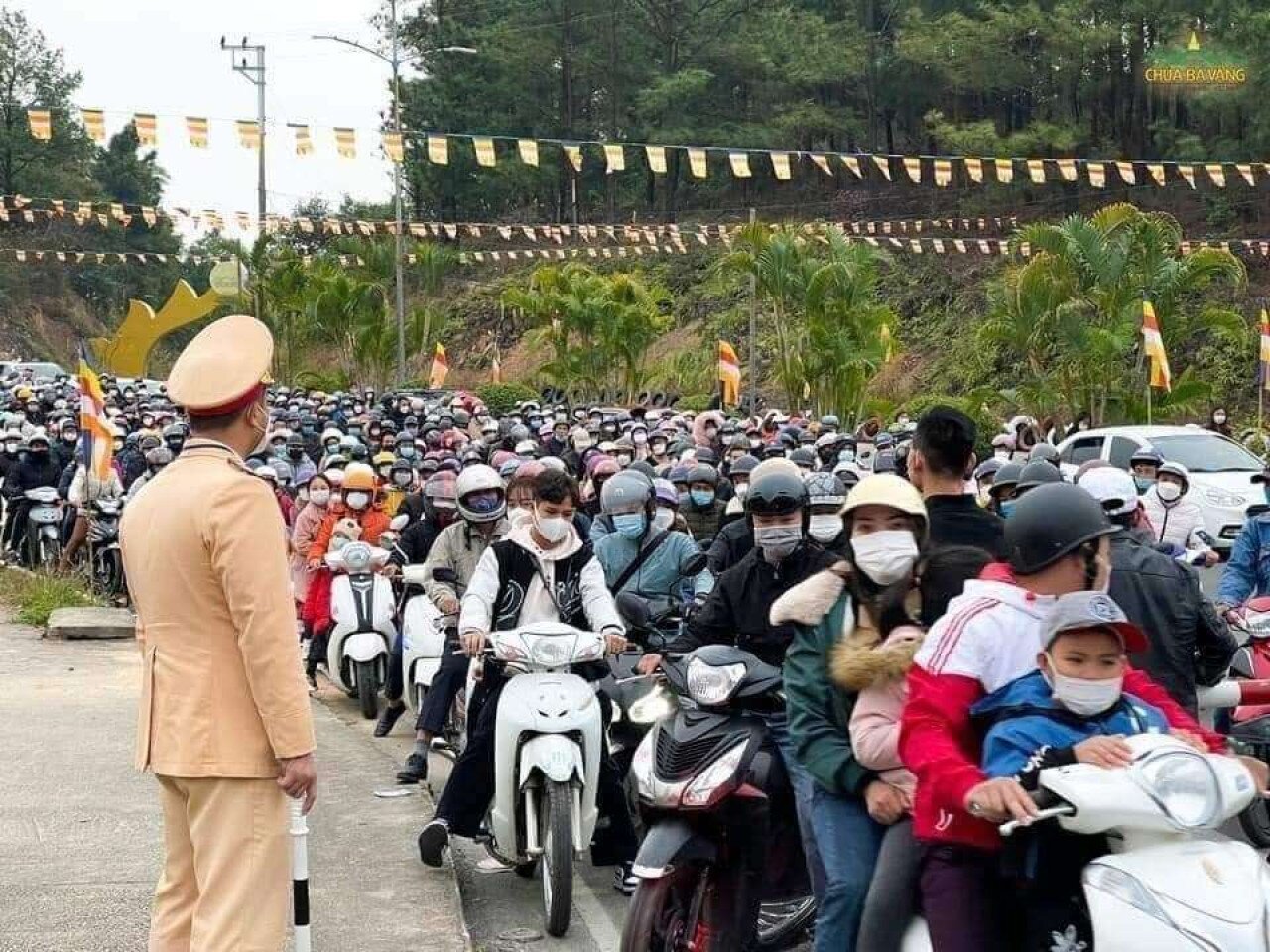 Một điều đáng mừng nữa là, mặc dù lượng người, phương tiện đến hành hương, bái lễ rất đông, nhưng giao thông tại các tuyến, điểm du lịch không bị ách tắc kéo dài; không xảy ra các vụ TNGT đặc biệt nghiêm trọng.