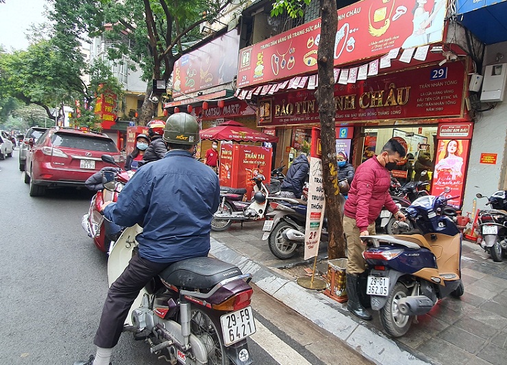 Ngày càng đông người đến giao dịch tại các tiệm vàng lớn tại phố vàng Trần Nhân Tông