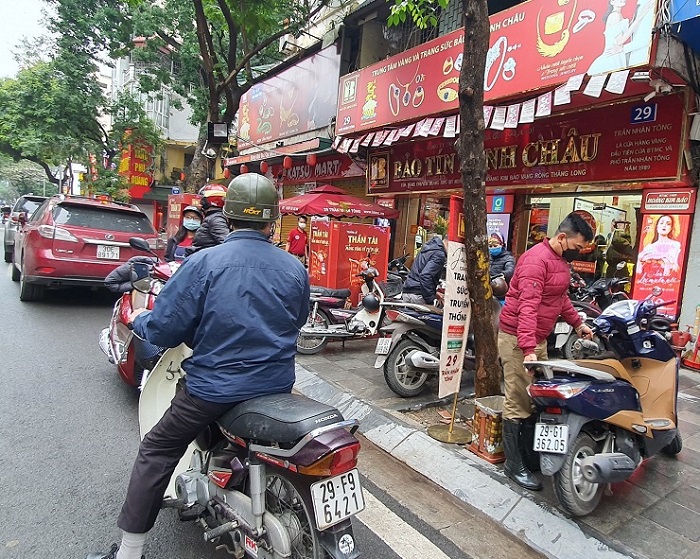 Được biết, ngày vía Thần Tài năm nay, thương hiệu Doji tung ra thị trường 30.000 sản phẩm vàng các loại, trong đó đồng vàng Kim Dần lên đến hàng chục vạn sản phẩm.