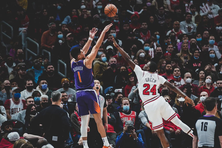 Devin Booker (số 1, áo tím) tỏa sáng trong ngày Suns hạ gục Bulls