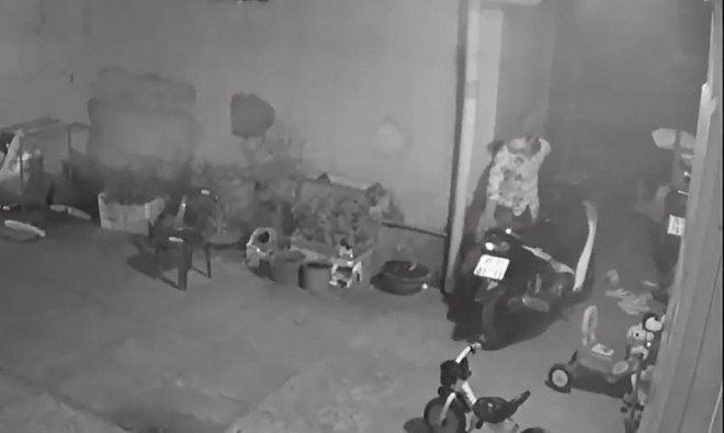 Nam thanh niên đột nhập vào nhà trọ trộm xe. Ảnh chụp từ clip camera an ninh