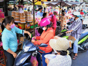 Tin tức trong ngày - Video: Chen chân mua đồ cúng trước ngày vía Thần Tài