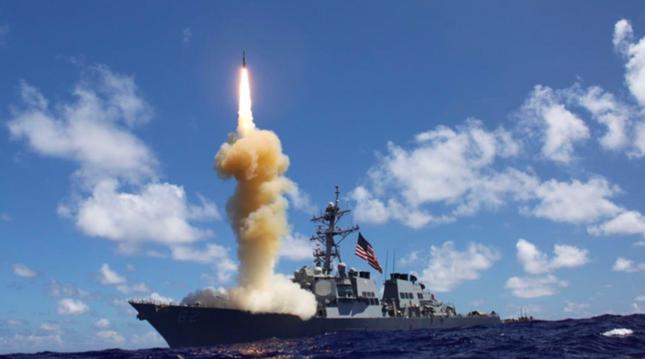 Một vụ phóng tên lửa SM-6 từ tàu chiến Mỹ. (Ảnh: Fb)